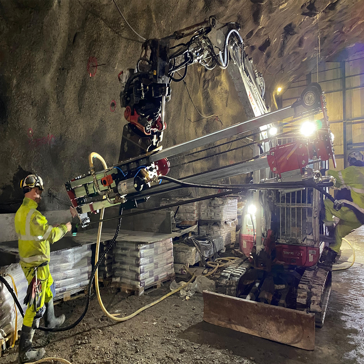 Bohrlafette mit Manipulator Drehvorrichtung 2400 mm Bohrtiefe mit einem Schuss
